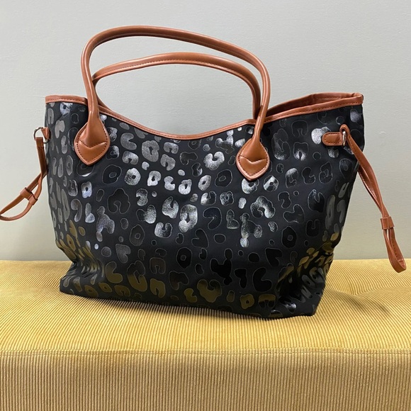 Handbags - Oversized Carryall Bag - Black Leopard Animal Print